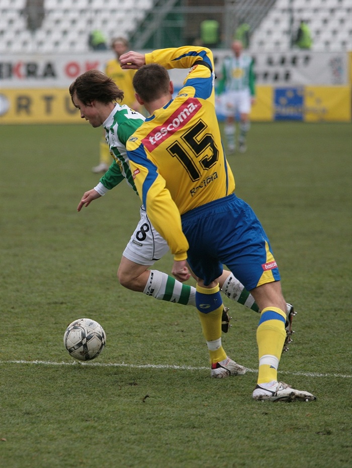 Ivan Hašek padá a bude následovat penalta.