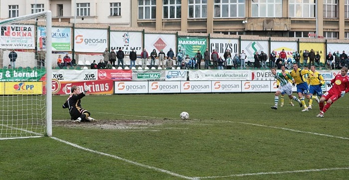 Radek Sňozík proměňuje penaltu.