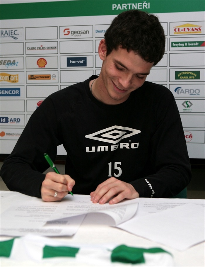 David Bartek při podpisu smlouvy.