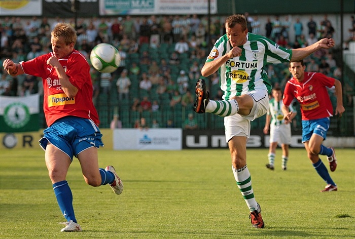 Róth vrací míč do vápna.