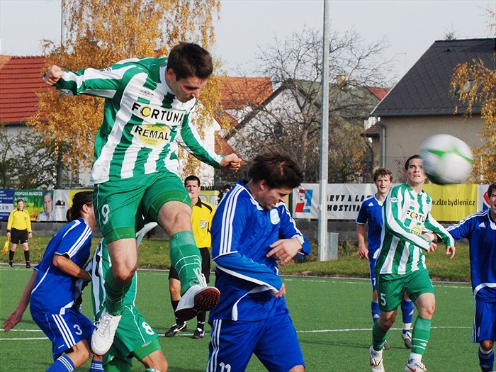 Barros si naskakuje na roh a dává druhý gól