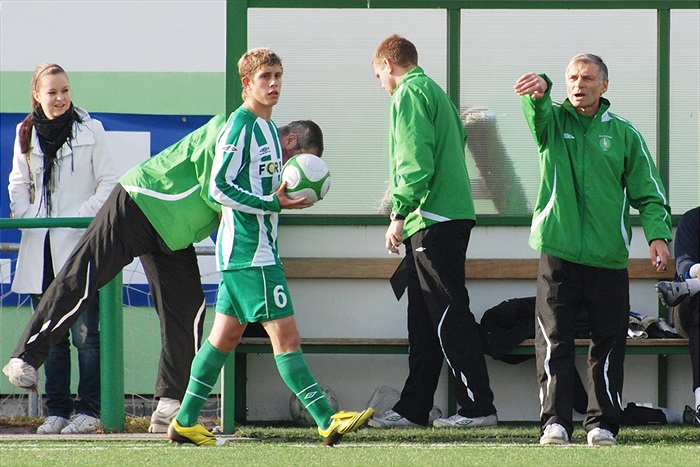 Ježdík se chystá k autu