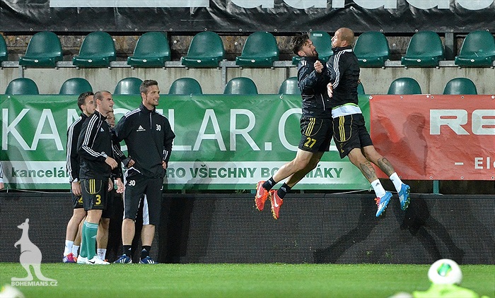 Předzápasový trénink za umělého osvětlení