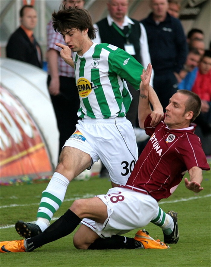 Pronikajícího Morávka se snaží zastavit Matušovič.