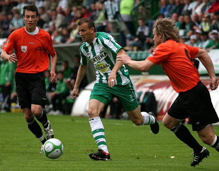 Róth se vrhá mezi obránce.