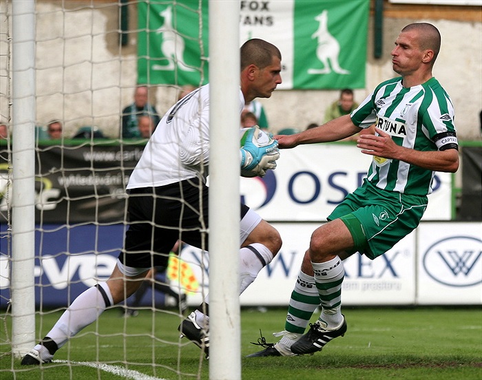 Kapitán Nikl doráží na gólmana.