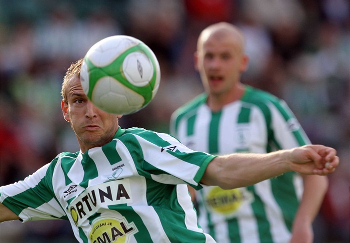 Ferenc bojuje o míč.