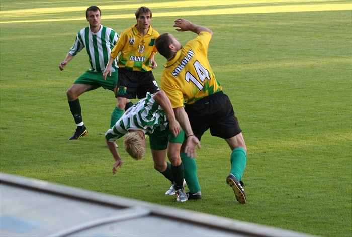 Souboj o míč občas bolel.