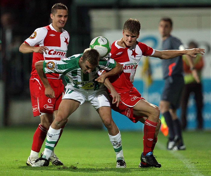 Janek v sevření slávistů.