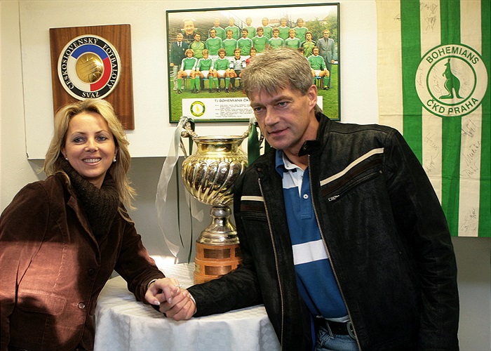Vladimír Hruška s pohárem.