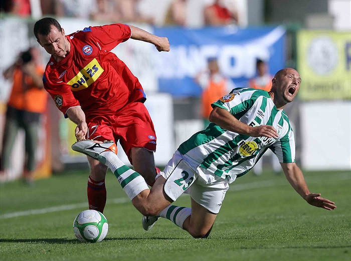 Faulovaný Luděk Zelenka.