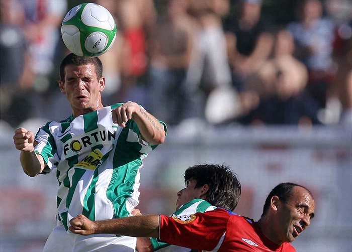 Bartek v hlavičkovém souboji.