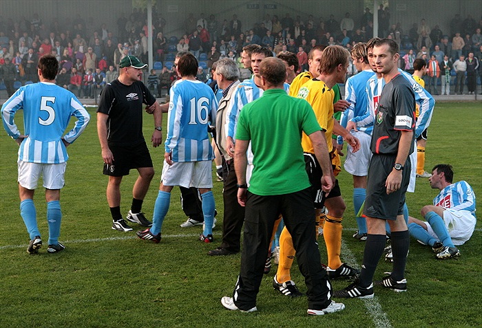 Strkanice na konci zápasu, Haniak se válí na zemi.