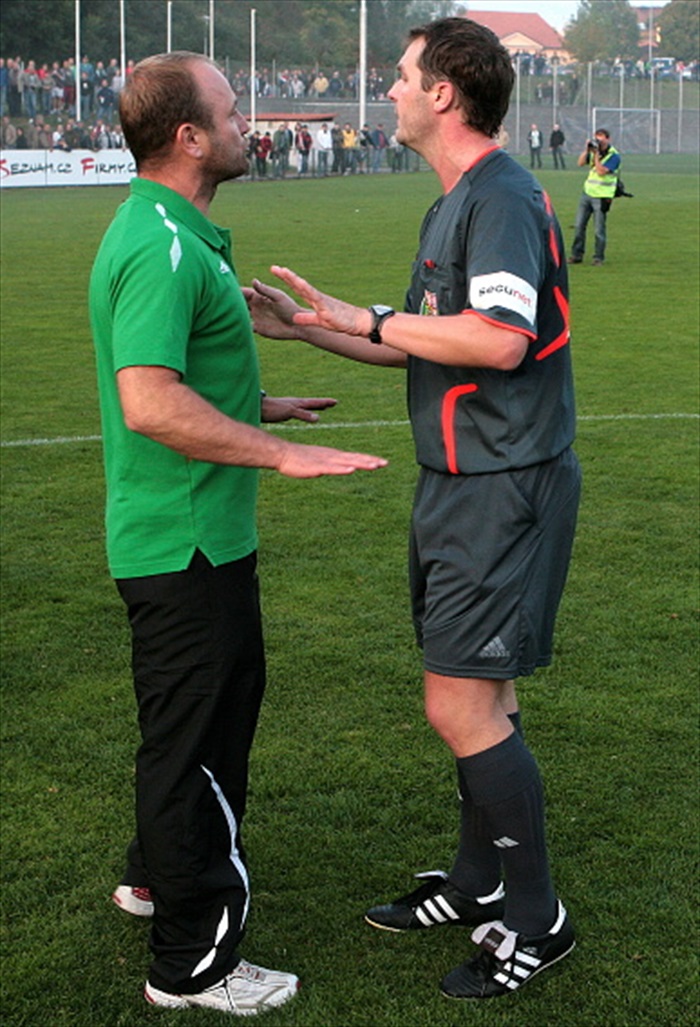 Trenér Hoftych diskutuje se sudím Býmou.