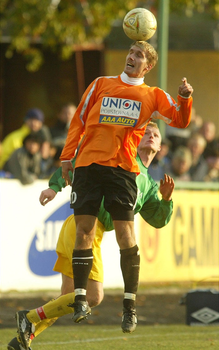 Hlavičkující Aleš Bednář, pod ním prachatický bek Grombíř