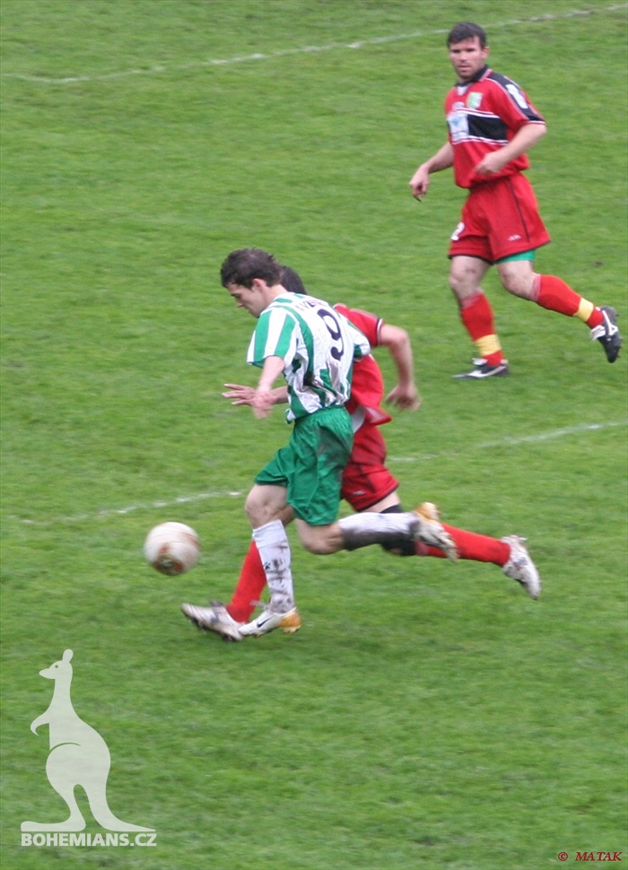 David Bartek se probíjí obranou soupeře (Chomutov - B1905)