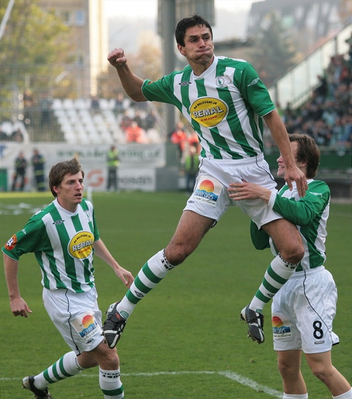 Pavel Lukáš podruhé ve výskoku - tentokrát se raduje z gólu.