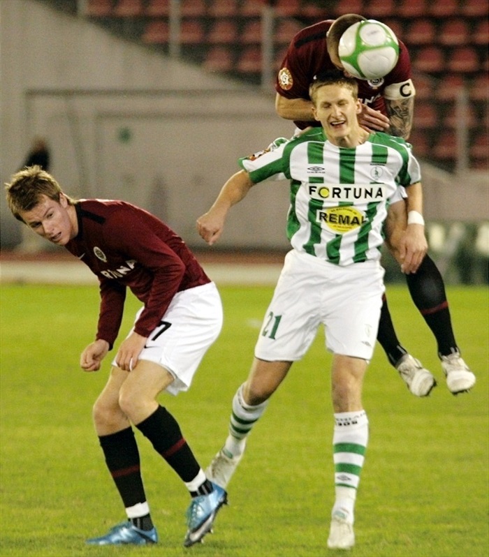 Škoda v hlavičkovém souboji.