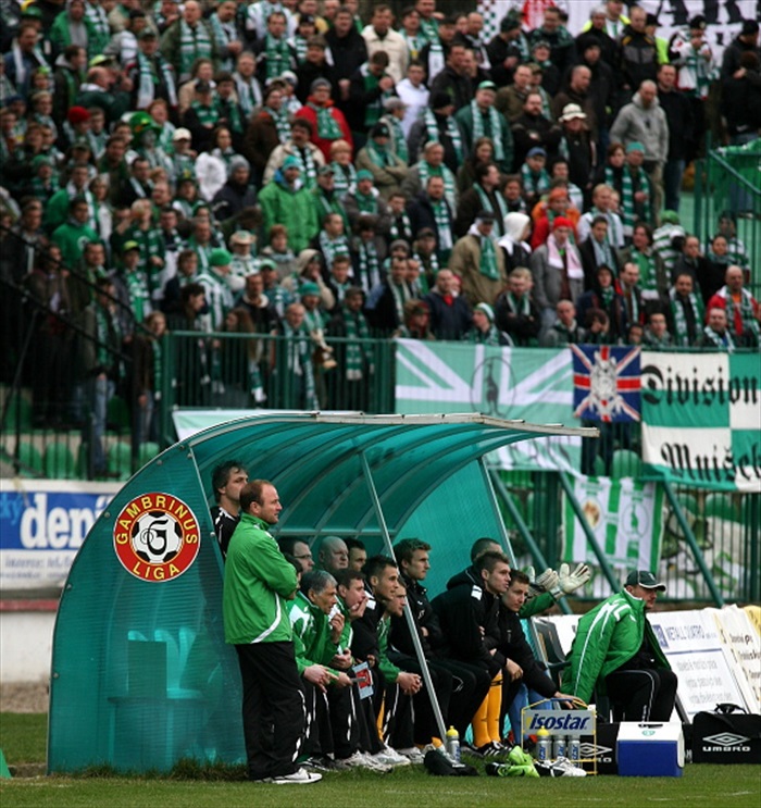 Lavička s kotlem v zádech.