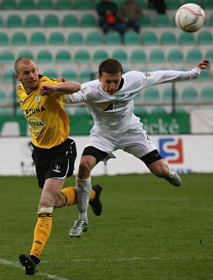 Hartig v hlavičkovém souboji.