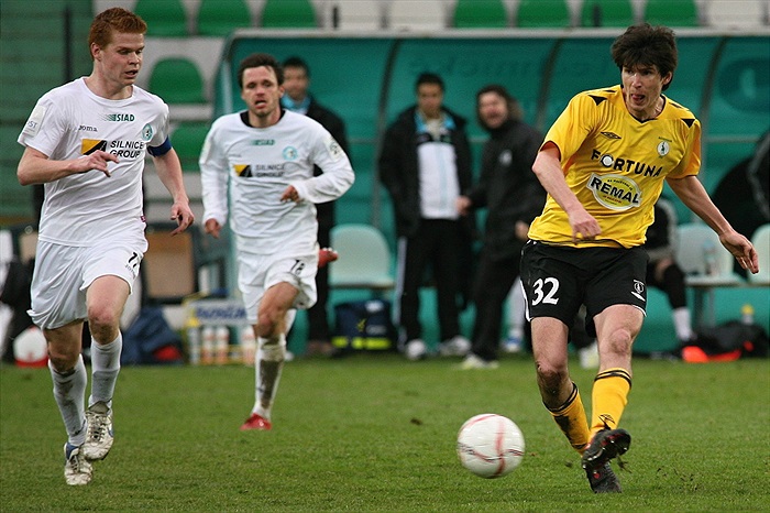 Lukáš Adam vymýšlí další přihrávku.