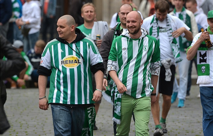 Pochod fanoušků od Magistrátu na Letnou