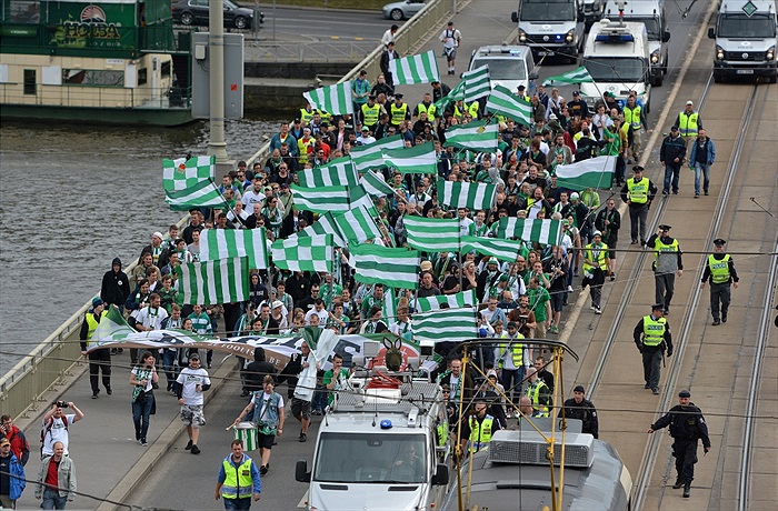 Pochod fanoušků od Magistrátu na Letnou