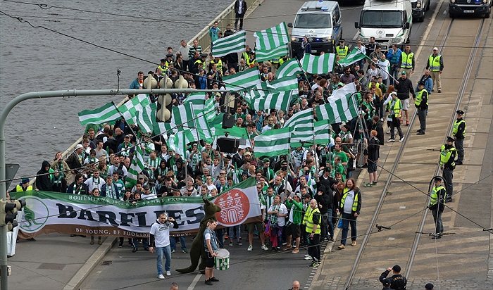 Pochod fanoušků od Magistrátu na Letnou