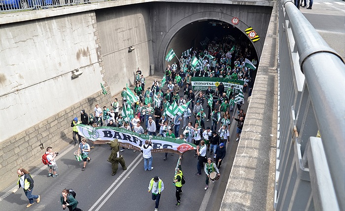 Pochod fanoušků od Magistrátu na Letnou