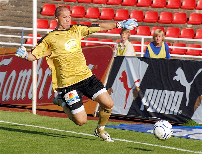 Radek Sňozík obětavě zachraňuje míč směřující na roh