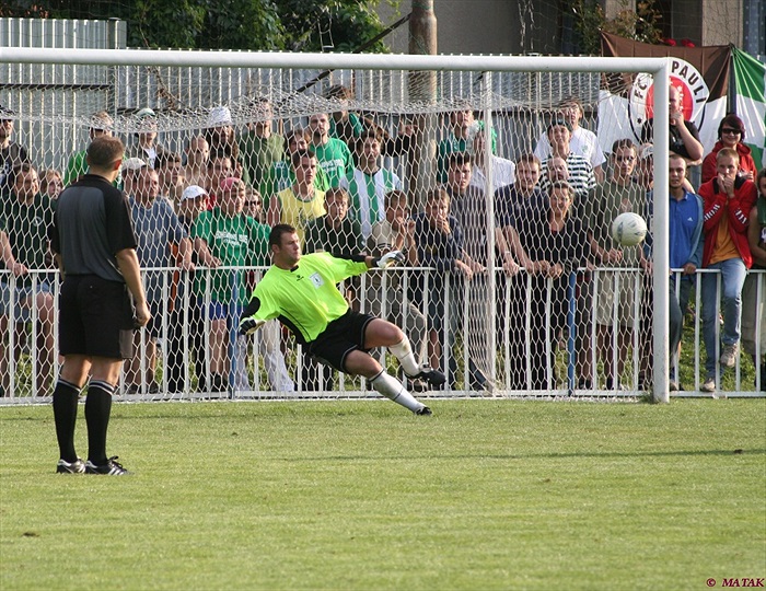 Rozhodující penaltu útočník hostí bezpečně proměnil.
