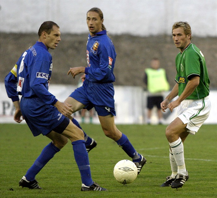 Michal Lesák v souboji s kapitánem Jihlavy Kadlecem, v pozadí Aleš Hoštálek