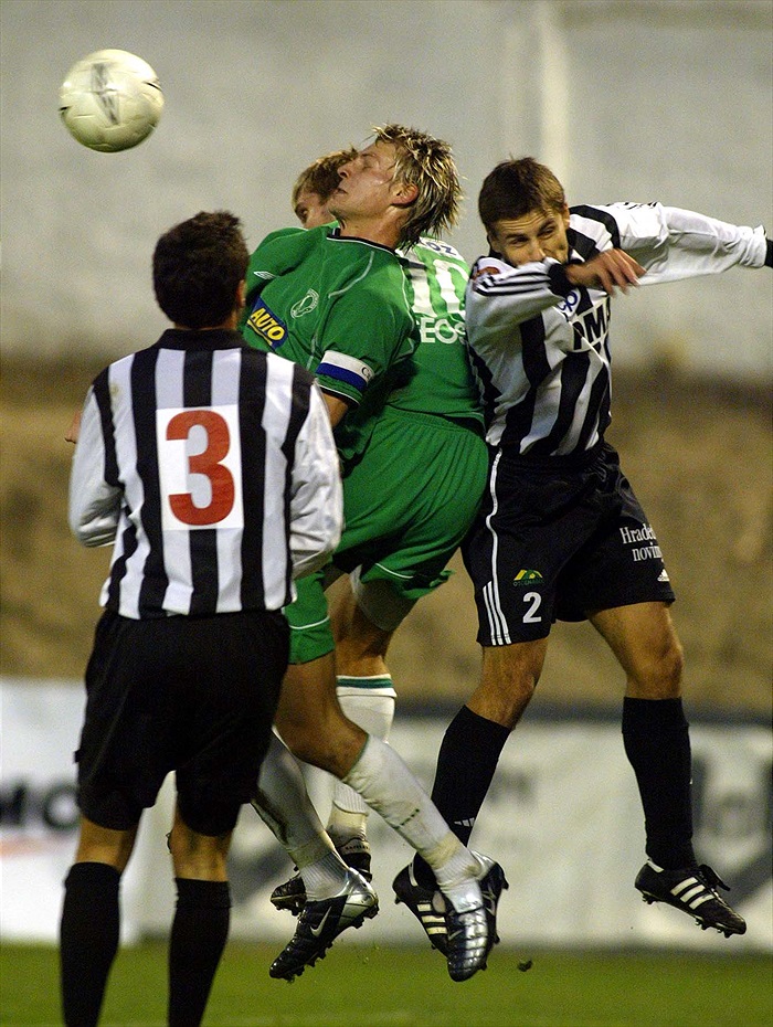 Jan Rajnoch a Aleš Bednář v souboji s hradeckou obranou