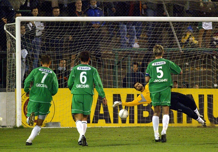 Pavel Raba chytá Šmardovi penaltu