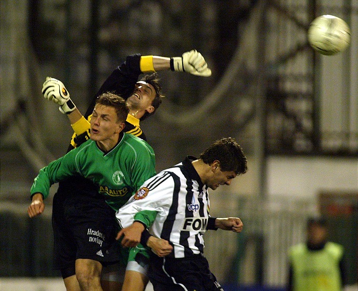 Stoper Švejdík šel důrazně do souboje s gólmanem Podhajským