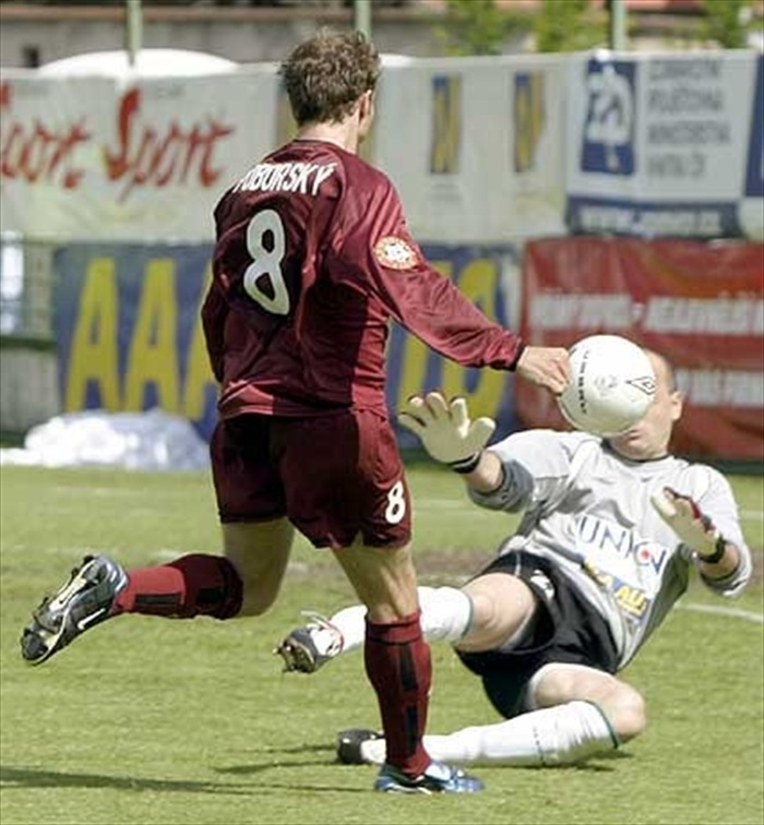 Poborský srovnává přes Holce na 1:1 (jaro 2003)