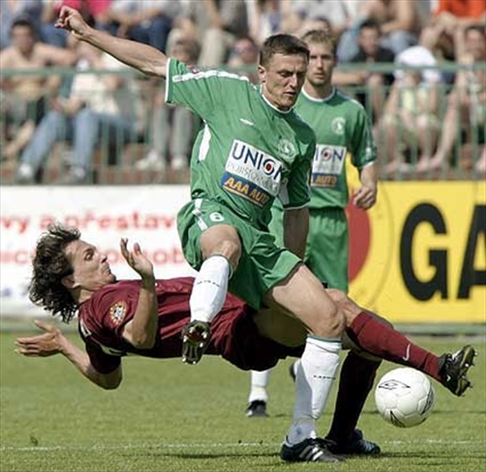 Kincl se snaží protlačit přes Kozla (jaro 2003)