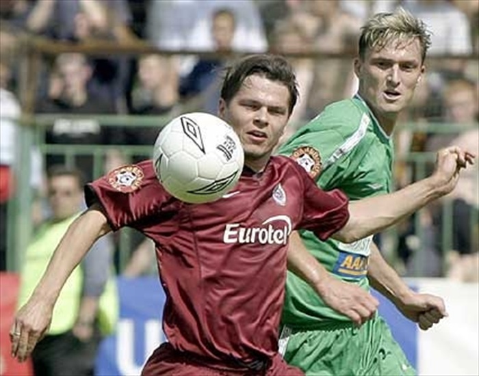 Sinko si zpracovává míč před Obermajerem (jaro 2003)