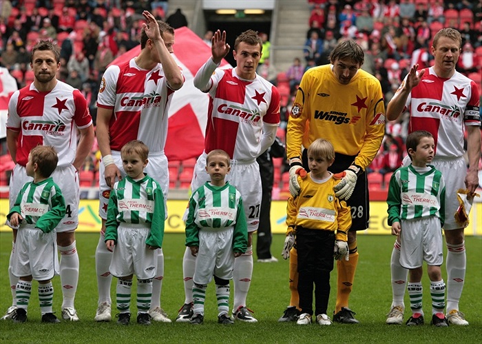 Hráče doprovodili na hrací plochu hráči přípravky 2004