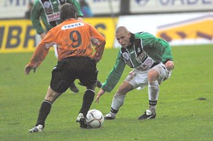 Karol Kisel se snaží obejít jabloneckého Čápa