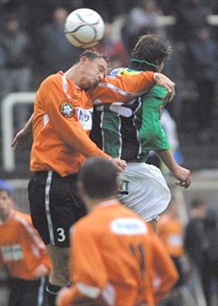 Střelec jediného gólu Bohemky Míra Obermajer svedl nespočet soubojů s Jiřím Maškem