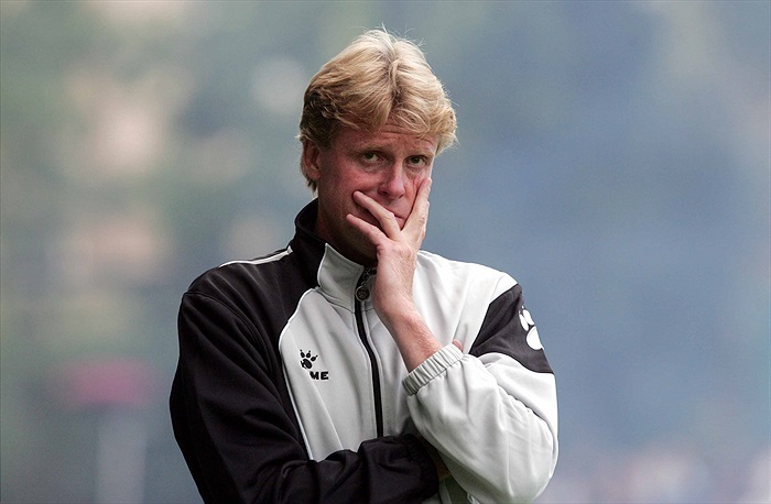 Zamyšlený trenér Zbyněk Busta.