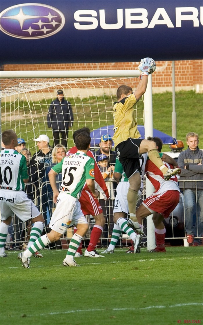 Zákrok Radka Sňozíka po rohovém kopu
