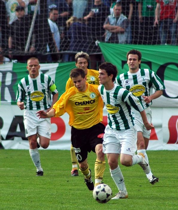 David Bartek tísněný soupeřem postupuje