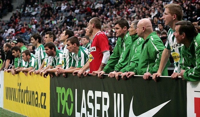 Lavička sleduje dění na hřišti