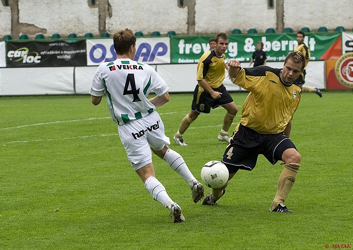 Ladislav Květoň v souboji o míč