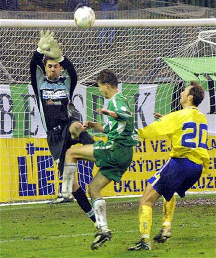 Radek Šírl vyrovnává. Nezabránil mu v tom brankář Poštulka ani bek Lengyel.