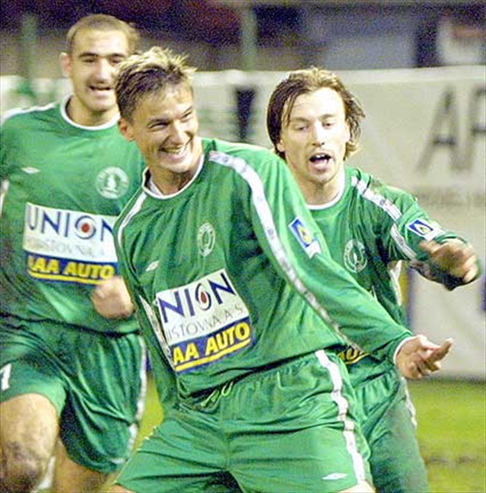 Obermajer právě dal na 2:1. Gratulovat běží Dvořák a Melecký.