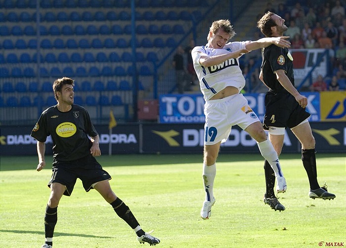 Kunášek v hlavičkovém souboji sledován Bálkem