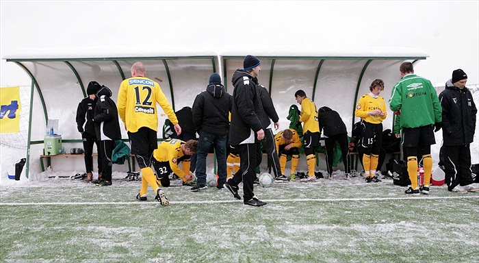 Lavička před začátkem zápasu